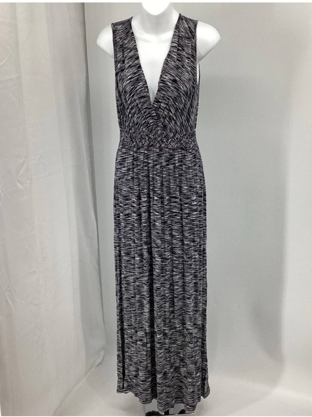 Spense Black & White Sleeveless V-Neck Maxi Dress